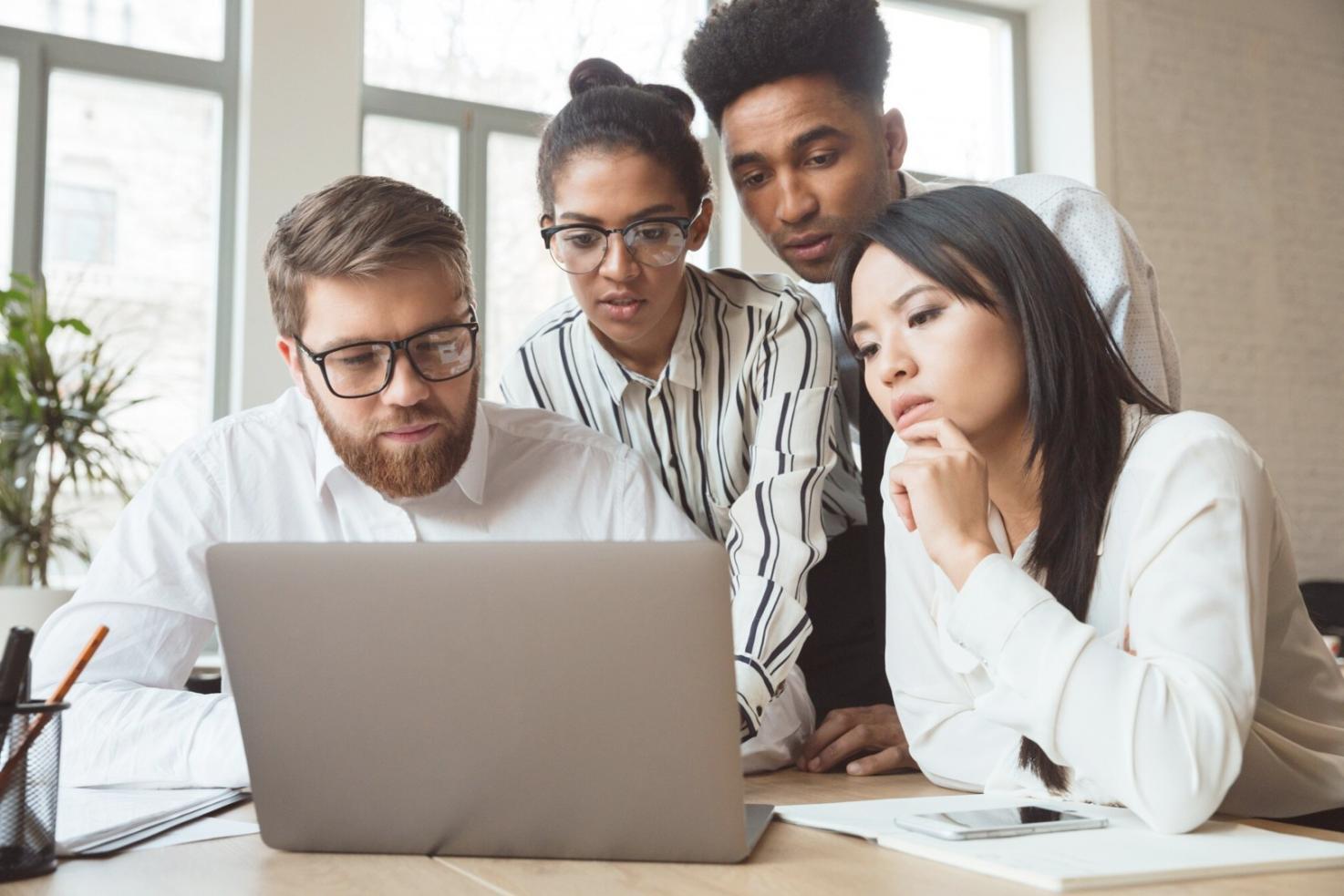 Estudiantes participando en sesión de análisis financiero